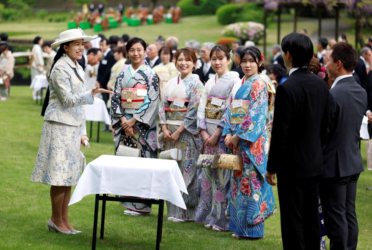 園遊会で高木美帆さんらと談笑される承子さま（ロイター）