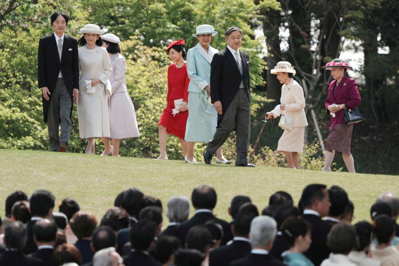 園遊会に出席された天皇皇后両陛下、愛子さまら（ロイター）