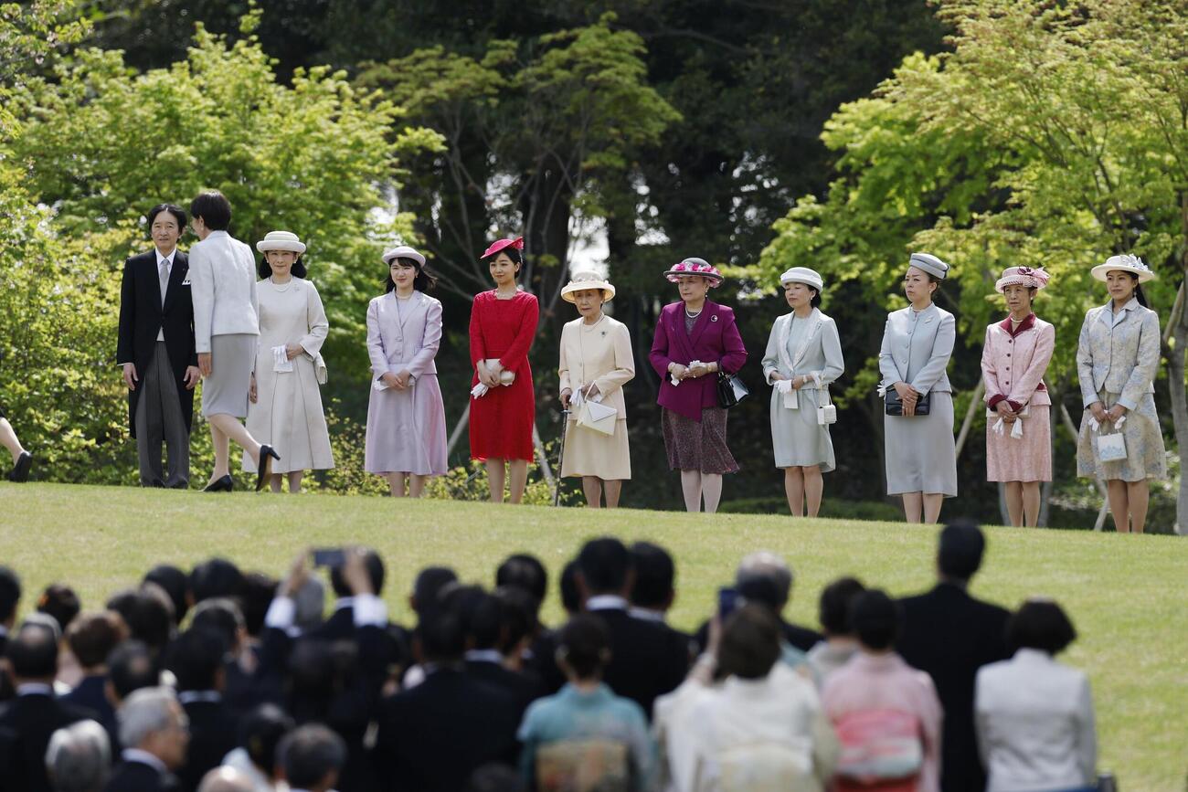 春の園遊会に臨まれる秋篠宮ご夫妻ら皇族方。左手前は高市首相＝17日午後、東京・元赤坂の赤坂御苑(共同)