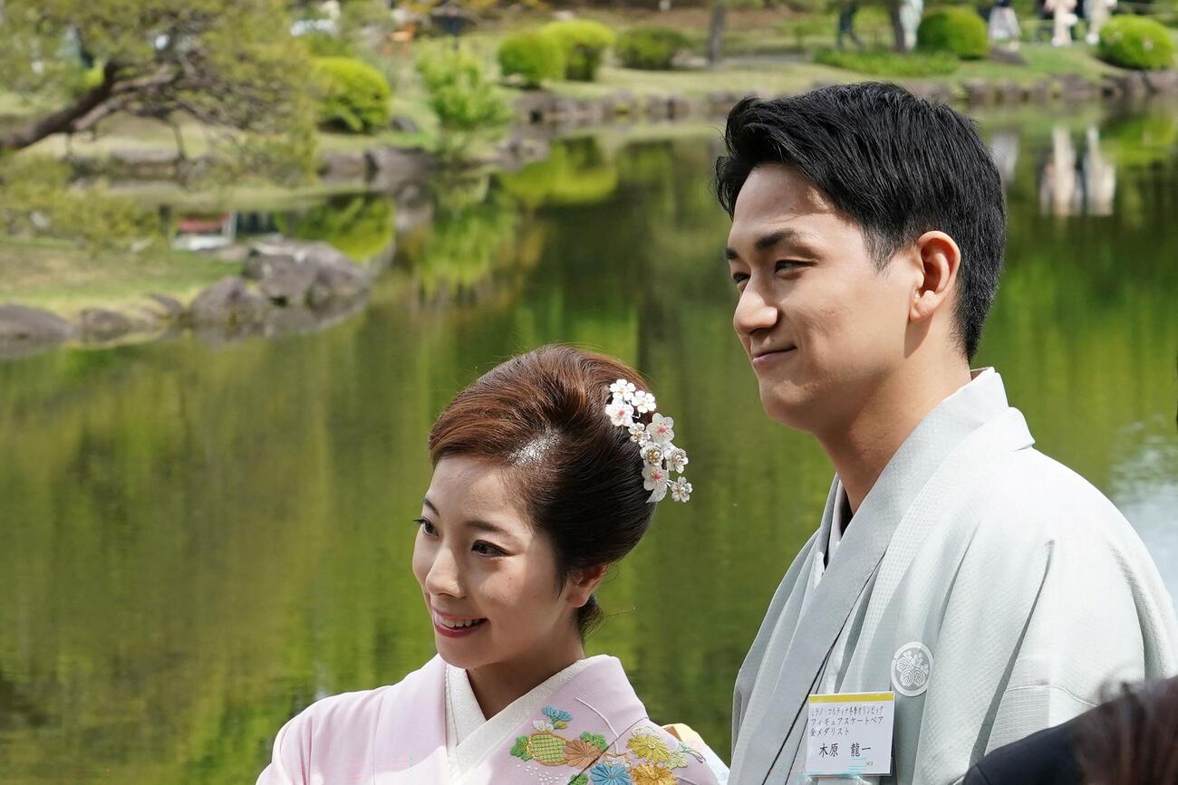 園遊会に出席したりくりゅうペアの三浦璃来と木原龍一（ロイター）