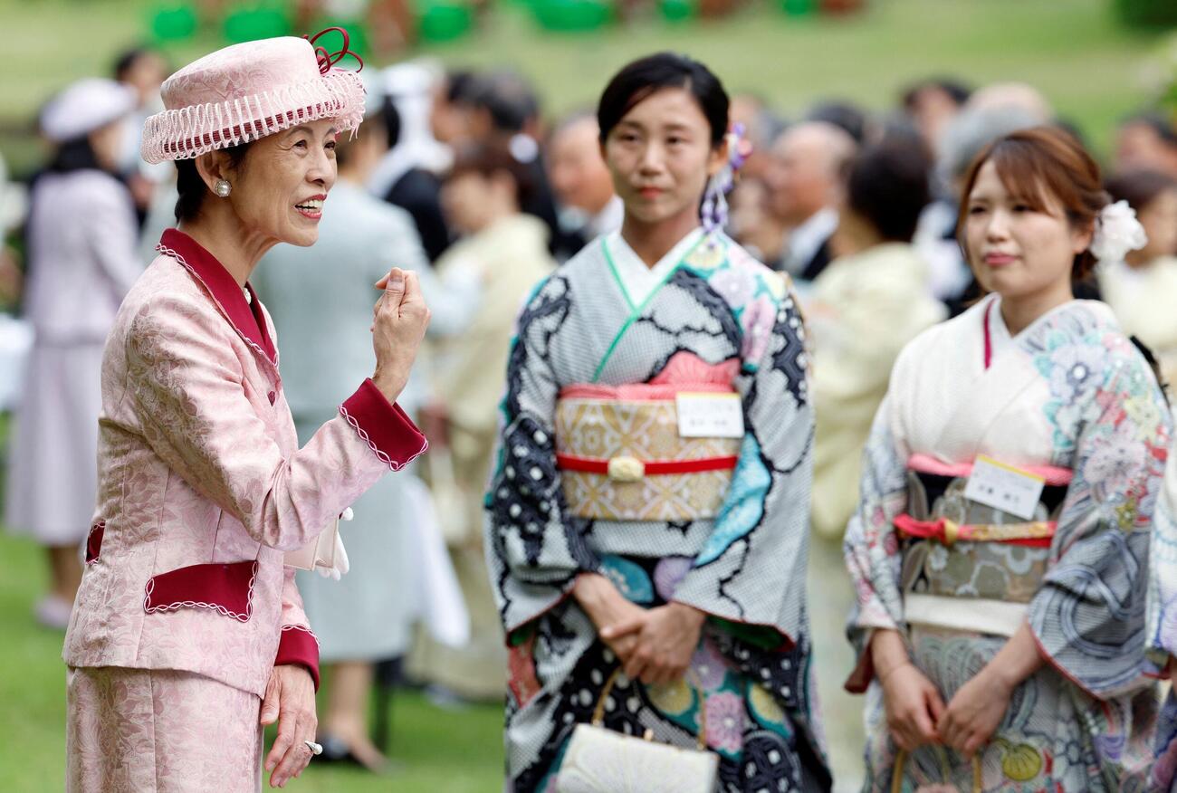 園遊会で高木美帆らと談笑される高円宮妃久子さま（ロイター）