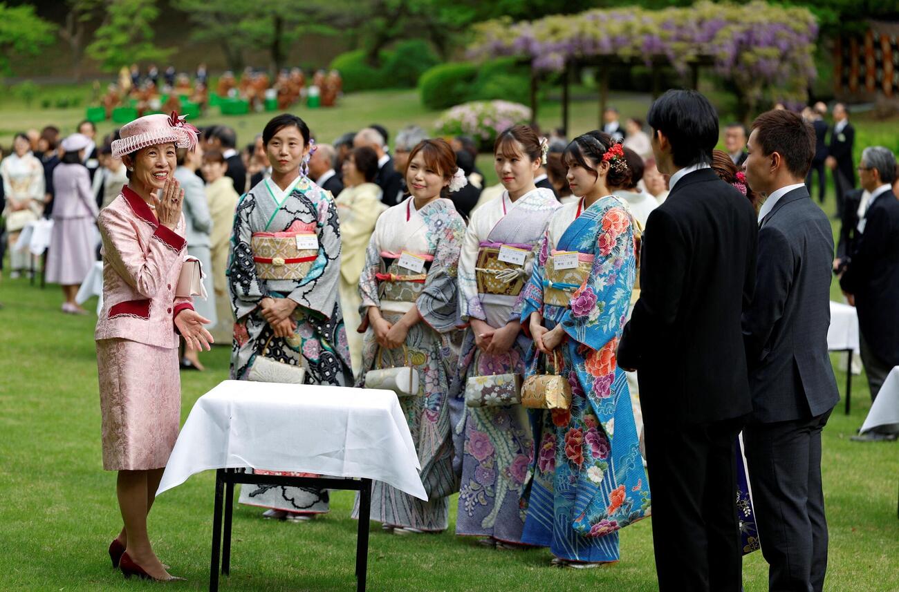 園遊会で高木美帆らと談笑される高円宮妃久子さま（ロイター）