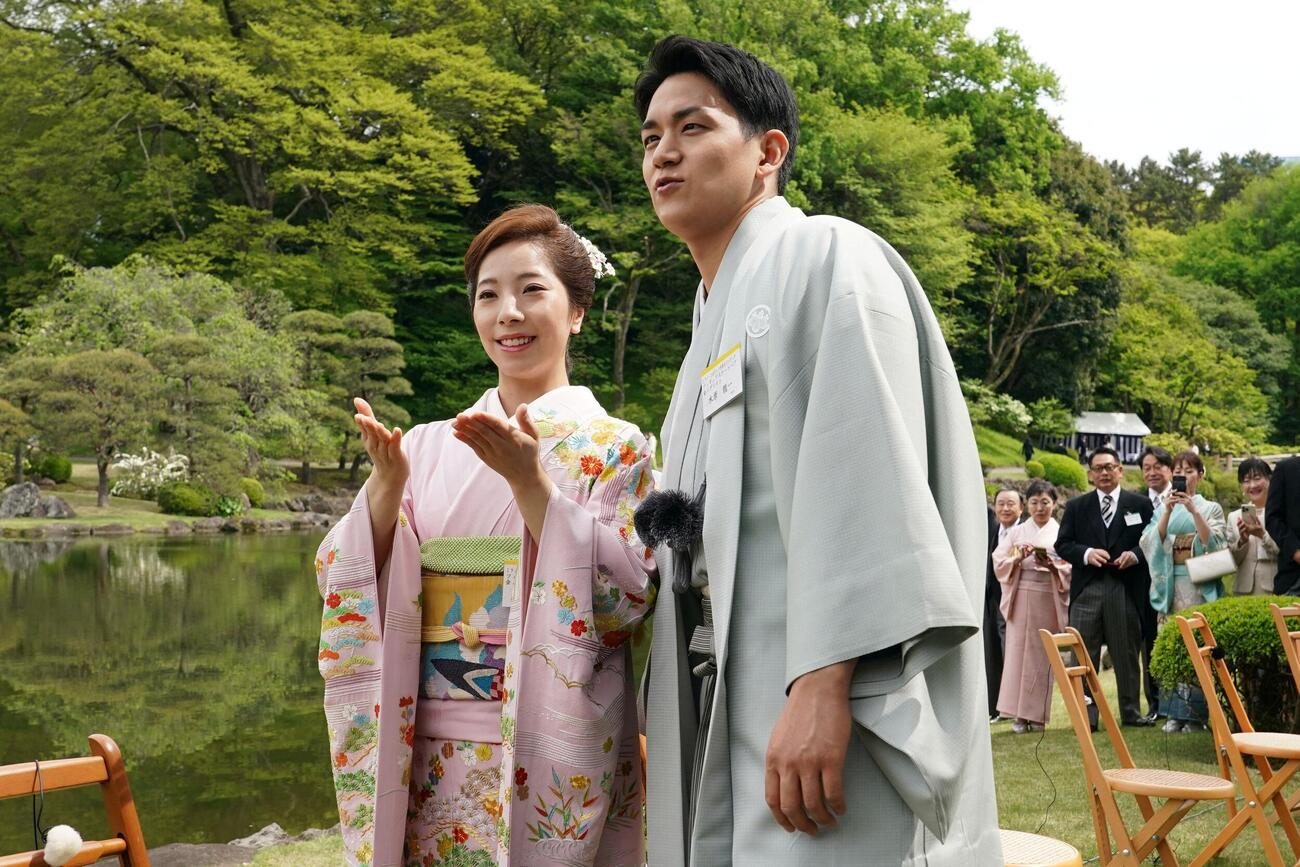 園遊会に出席したりくりゅうペアの三浦璃来と木原龍一（ロイター）