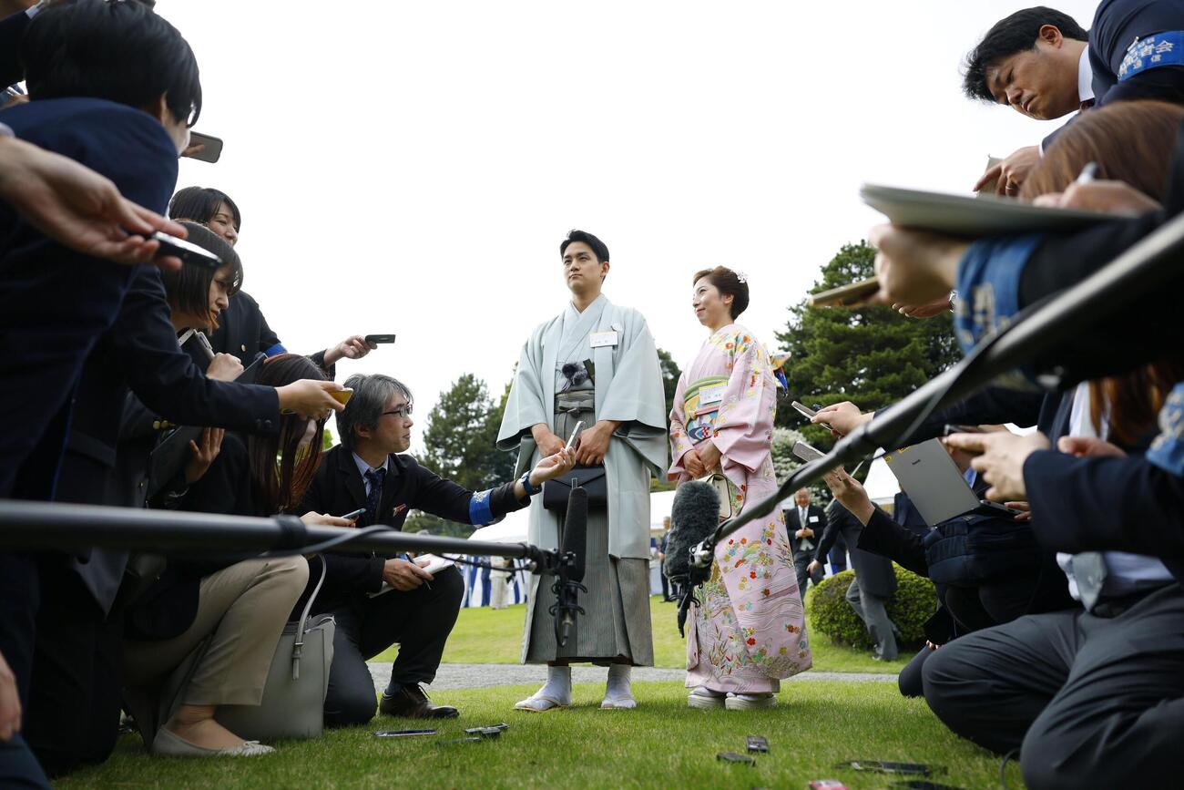 「りくりゅう」の三浦璃来選手（右）と木原龍一選手＝17日午後、東京・元赤坂の赤坂御苑(共同)