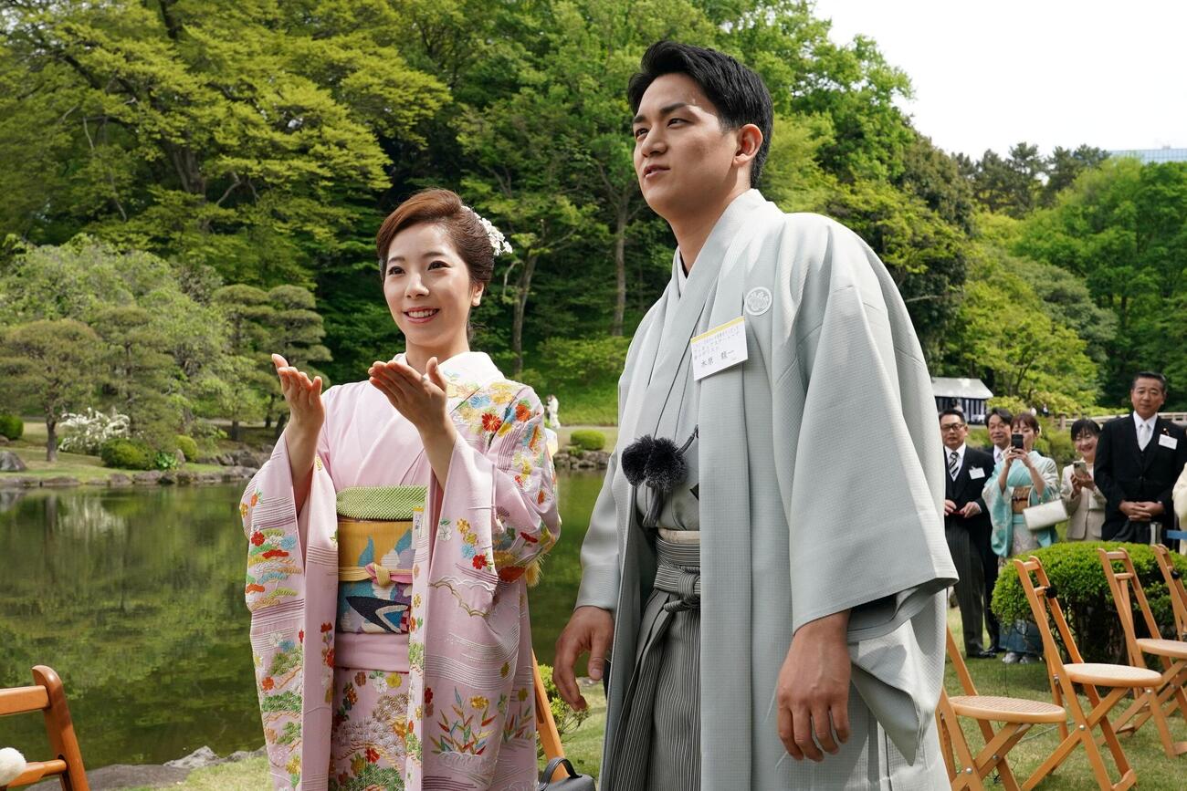 園遊会に出席したりくりゅうペアの三浦璃来と木原龍一（ロイター）