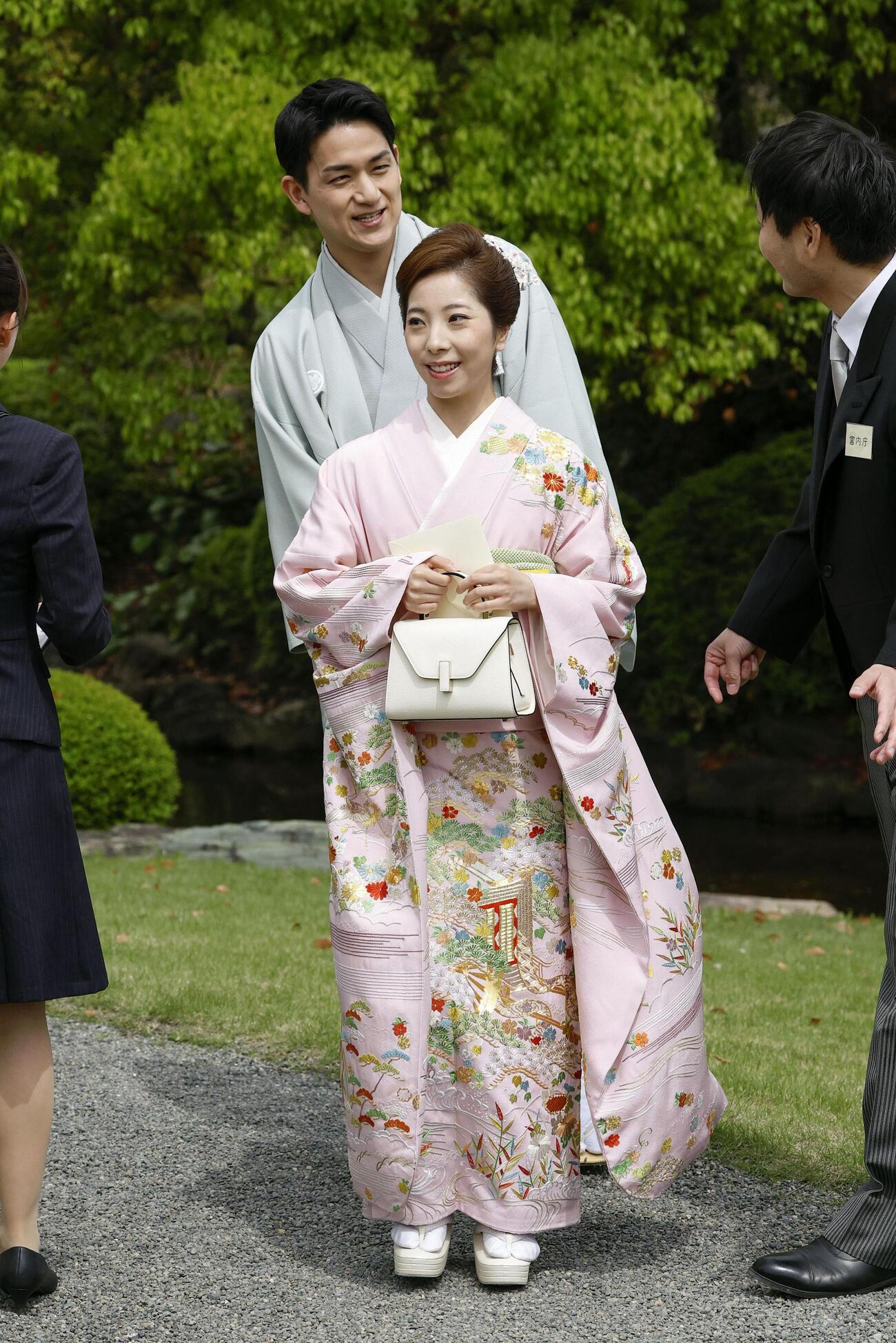 春の園遊会に臨む、ミラノ・コルティナ冬季五輪フィギュアスケートペアの三浦璃来（手前）と木原龍一（共同）