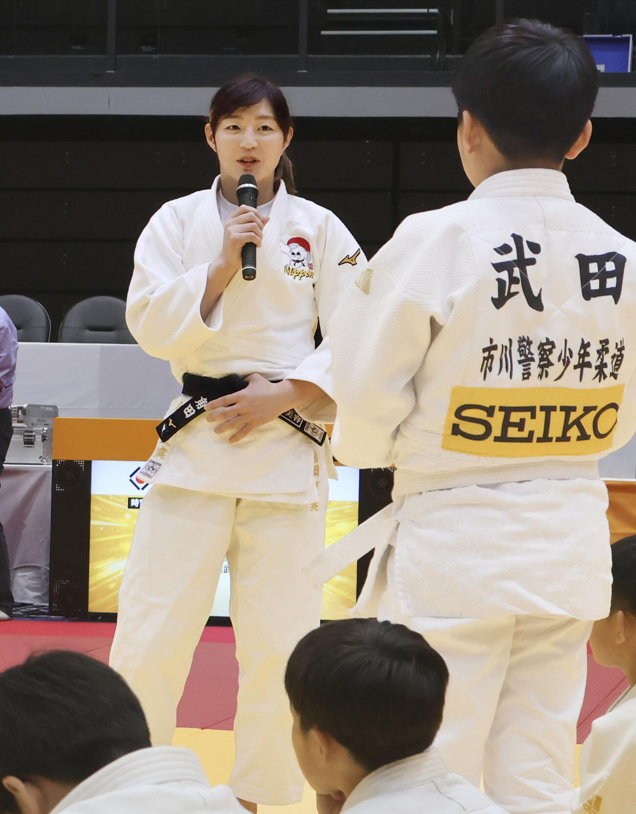 柔道教室で話すパリ五輪女子48S@キロ@級金メダルの角田夏実さん（共同）