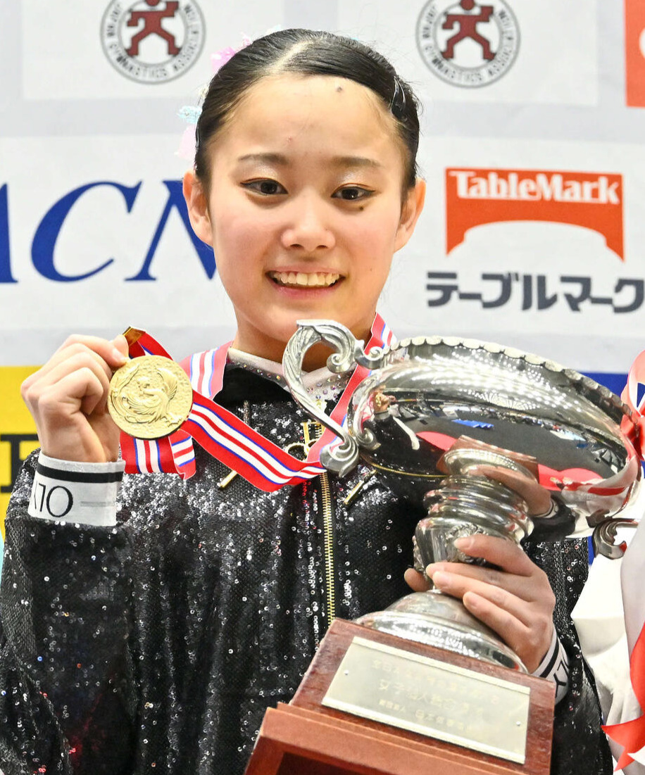 表彰式で記念撮影する優勝の西山実沙（2026年4月18日撮影）