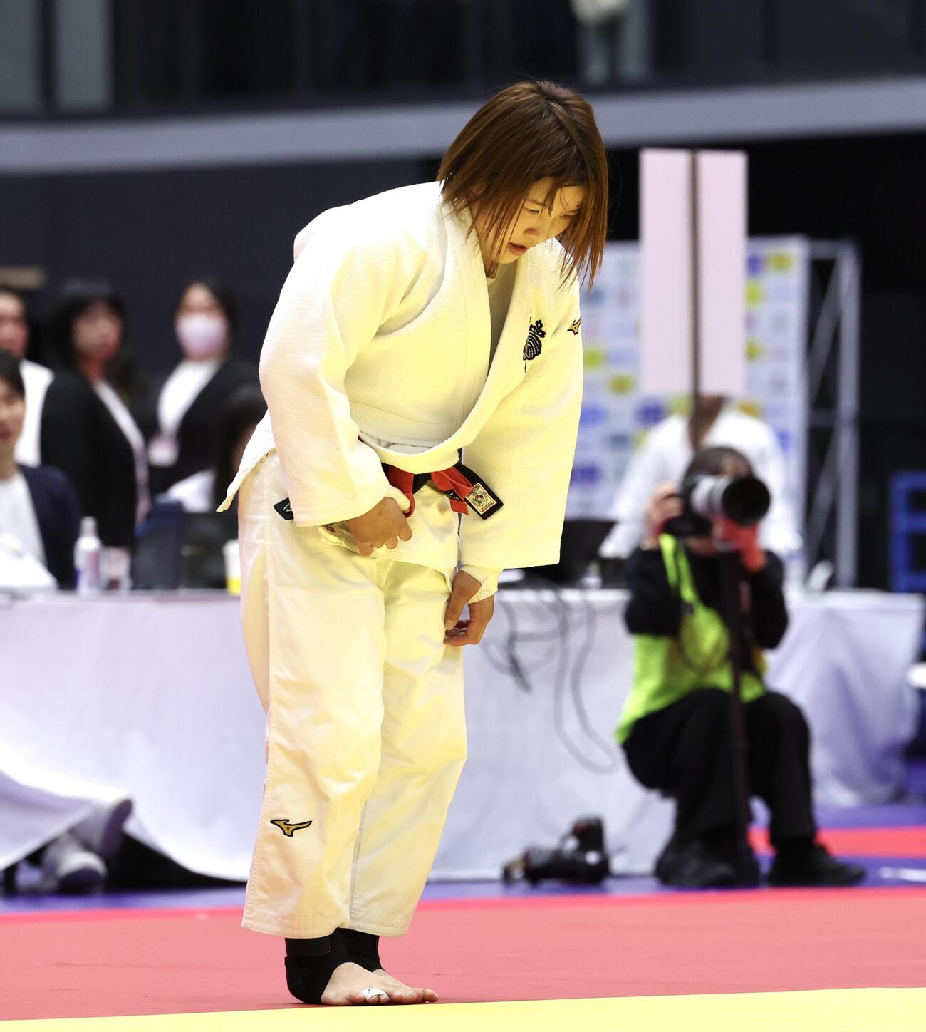 女子無差別2回戦　白金未桜対渡辺聖子　判定で渡辺に敗れた白金（撮影・宮地輝）