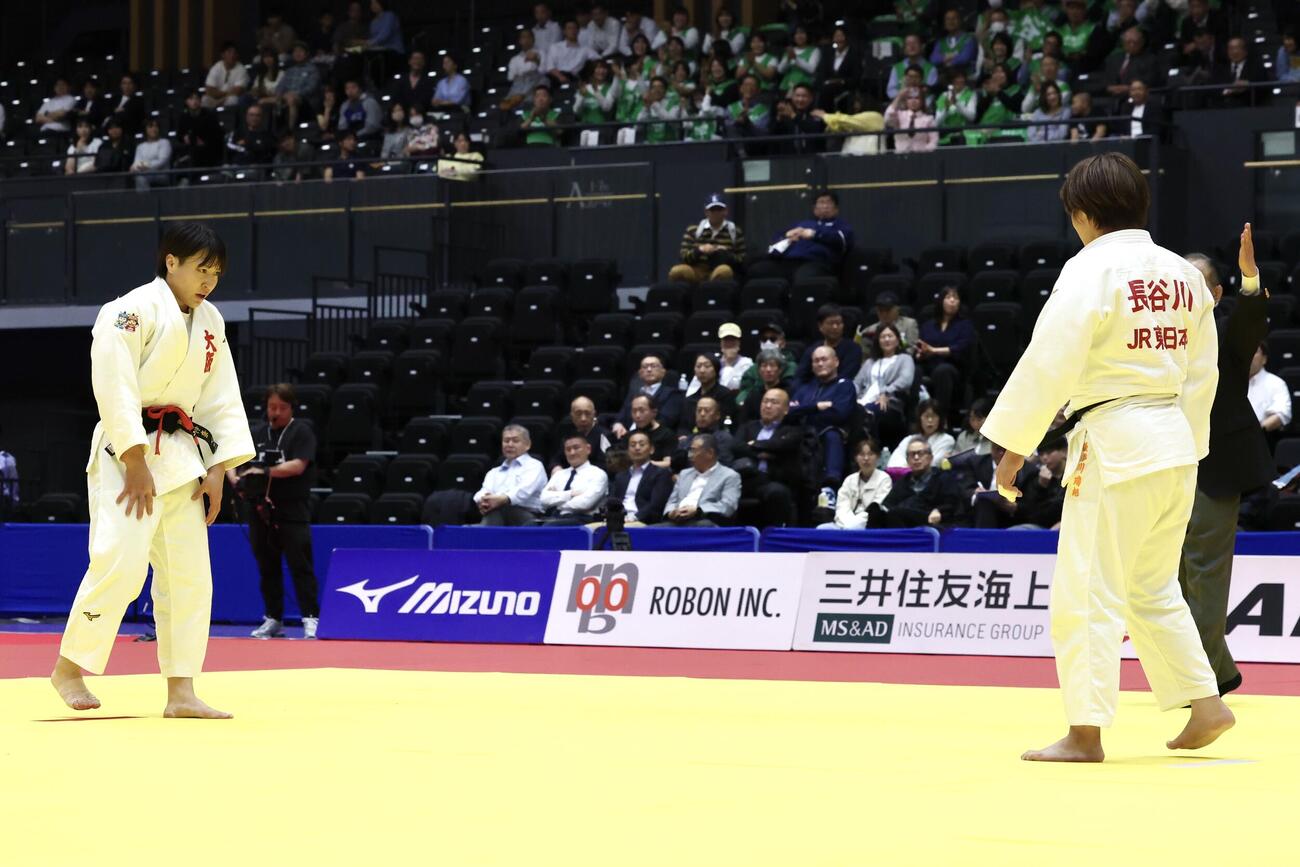 女子無差別2回戦　田中伶奈対長谷川瑞紀　判定で長谷川（右）に敗れた田中（撮影・宮地輝）