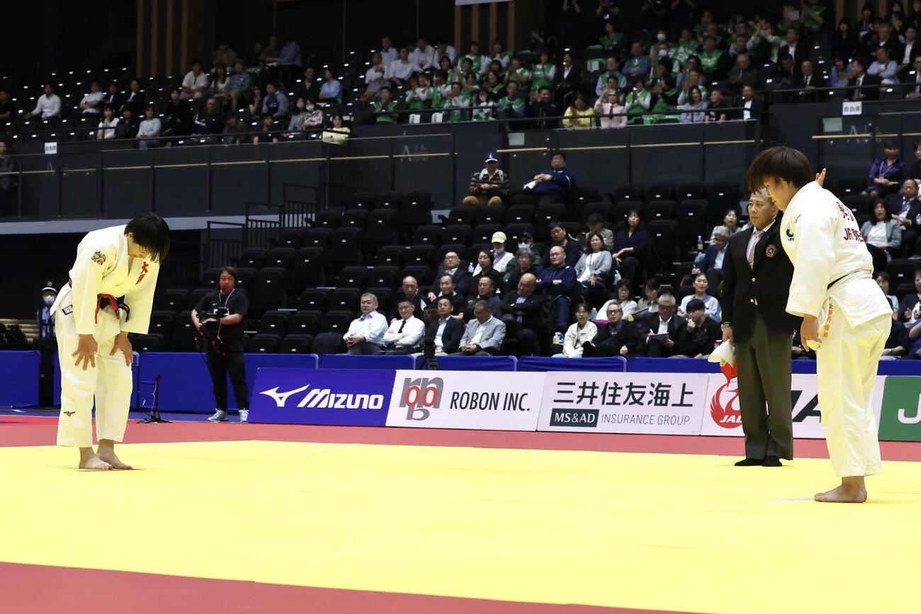 女子無差別2回戦　田中伶奈対長谷川瑞紀　判定で長谷川（右）に敗れた田中（撮影・宮地輝）