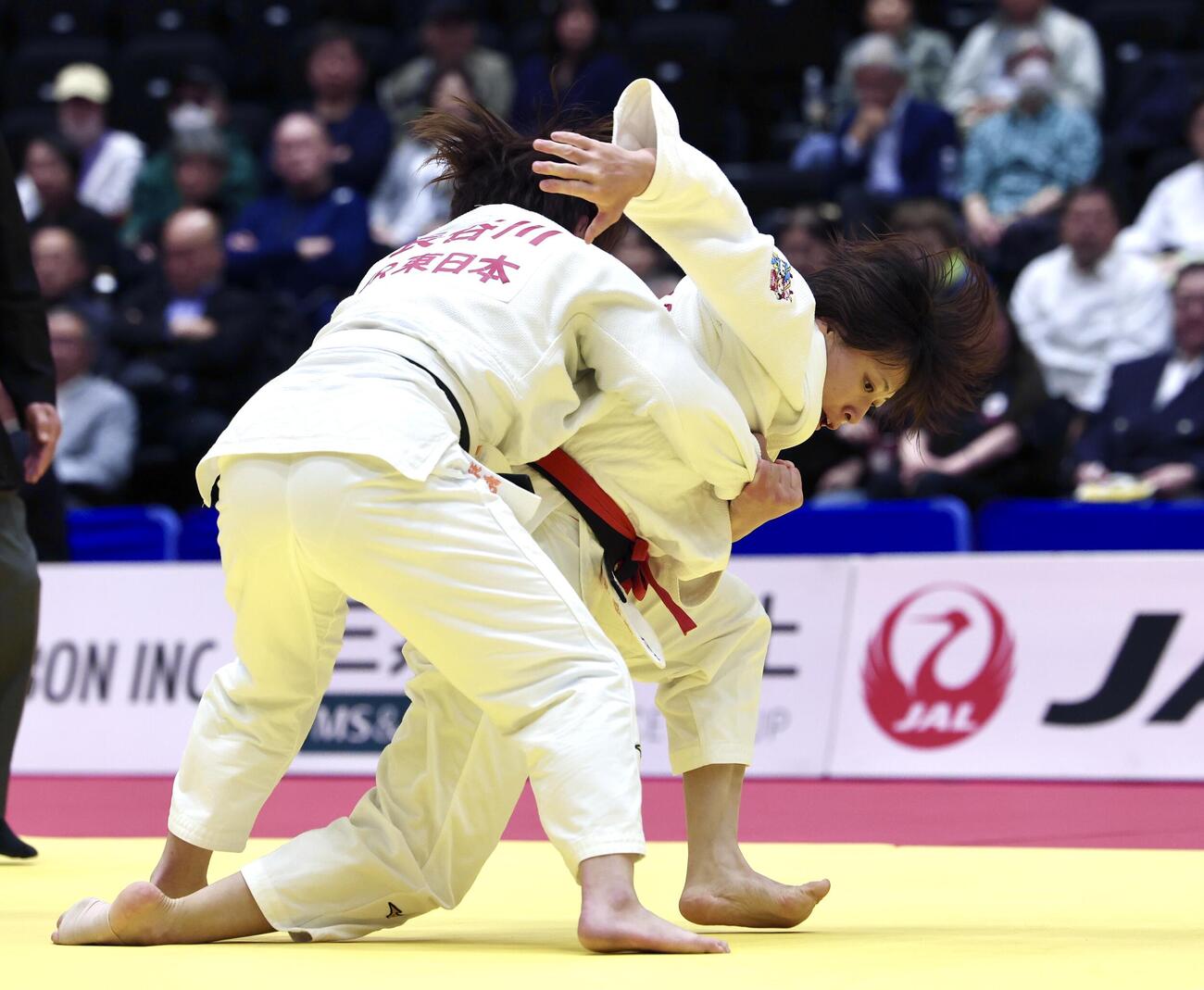 女子無差別2回戦　田中伶奈対長谷川瑞紀　長谷川（左）の攻めを耐える田中（撮影・宮地輝）