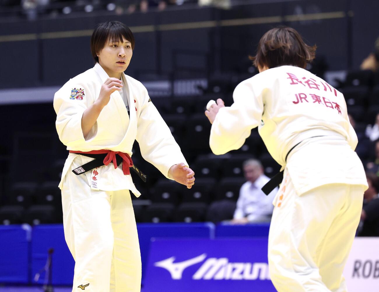 女子無差別2回戦　田中伶奈対長谷川瑞紀　長谷川（右）と対戦する田中（撮影・宮地輝）