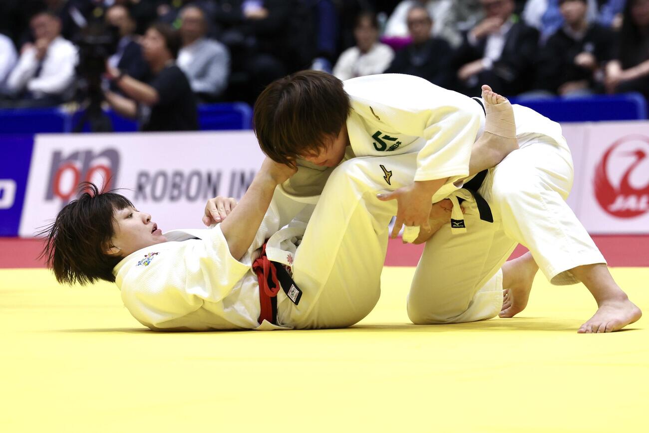 女子無差別2回戦　田中伶奈対長谷川瑞紀　長谷川（右）の攻めを耐える田中（撮影・宮地輝）