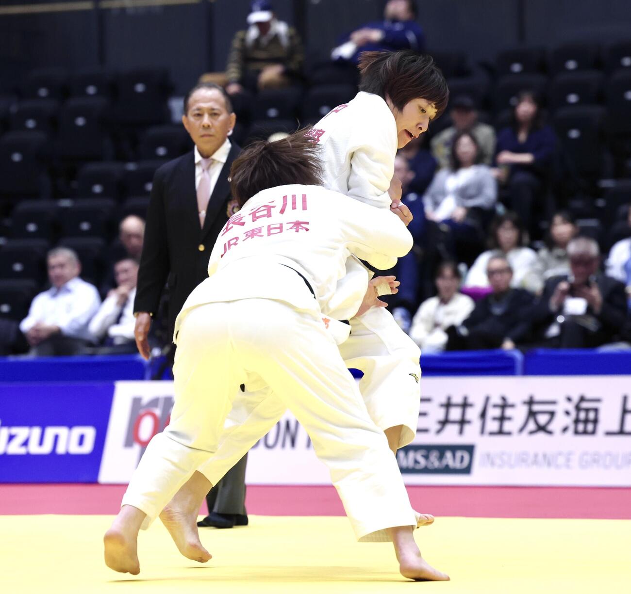 女子無差別2回戦　田中伶奈対長谷川瑞紀　長谷川（左）の攻めを耐える田中（撮影・宮地輝）