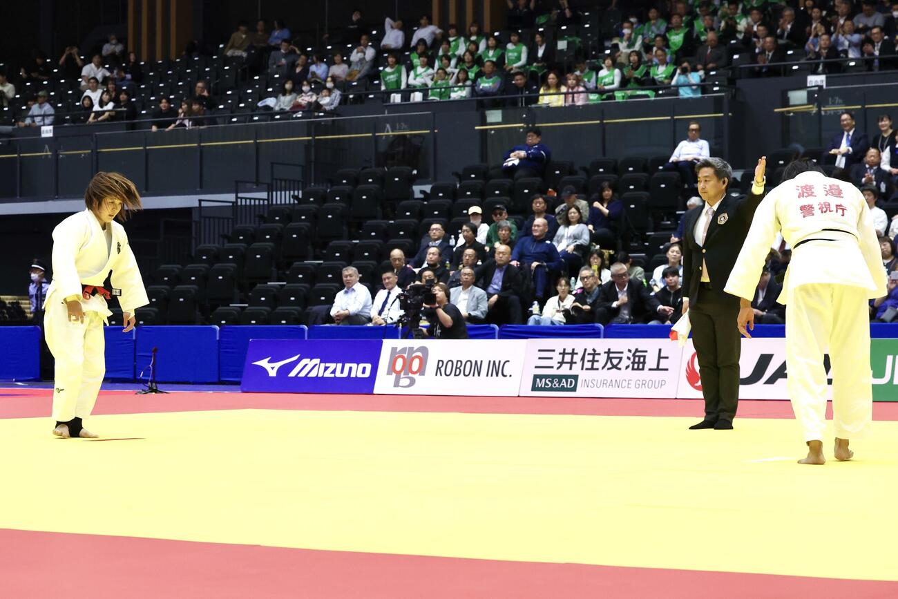 女子無差別2回戦　白金未桜対渡辺聖子　判定で渡辺（右）に敗れた白金（撮影・宮地輝）