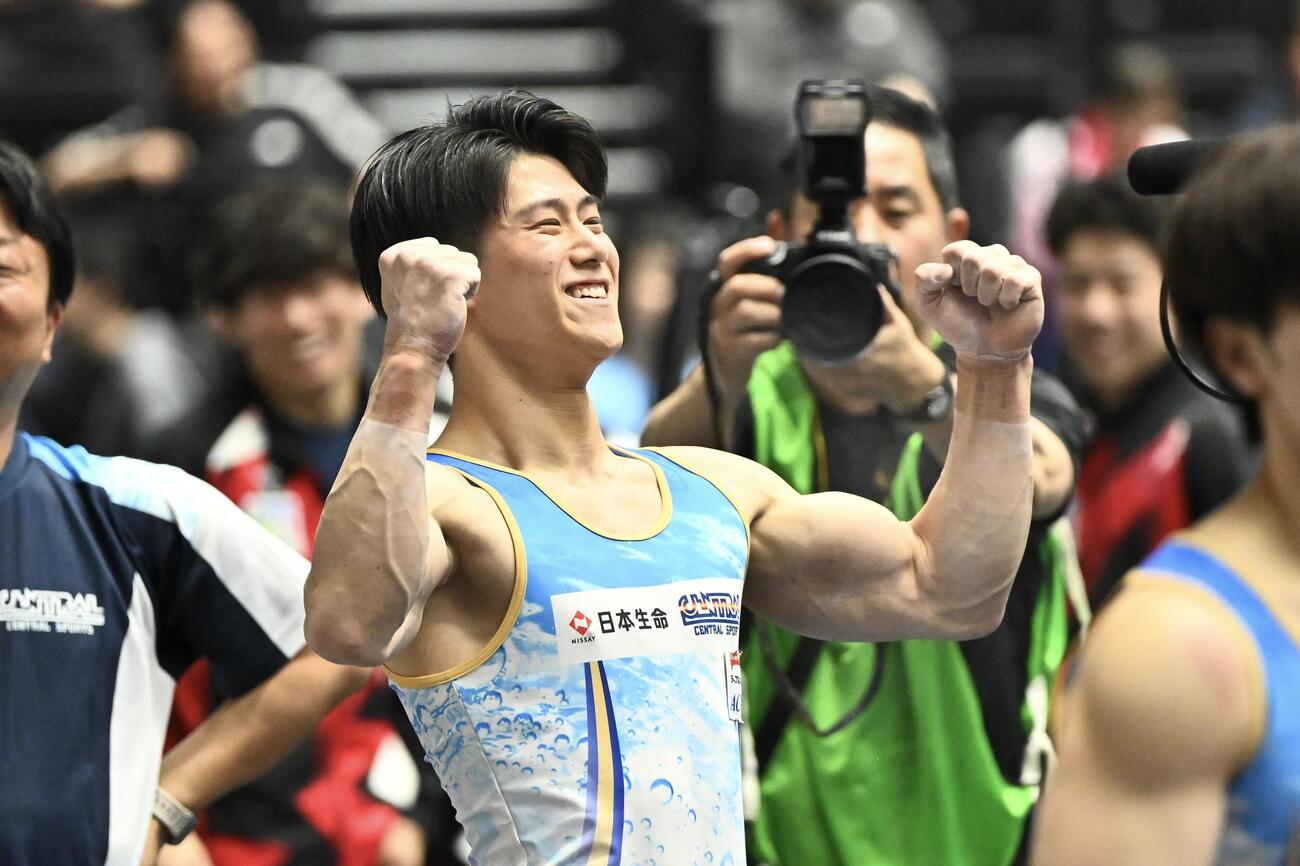 優勝を決めガッツポーズする橋本＝2026年4月19日