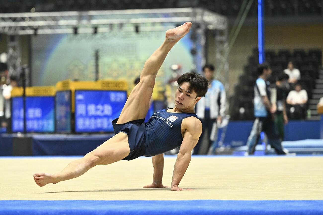 床運動の演技をする岡＝2026年4月19日