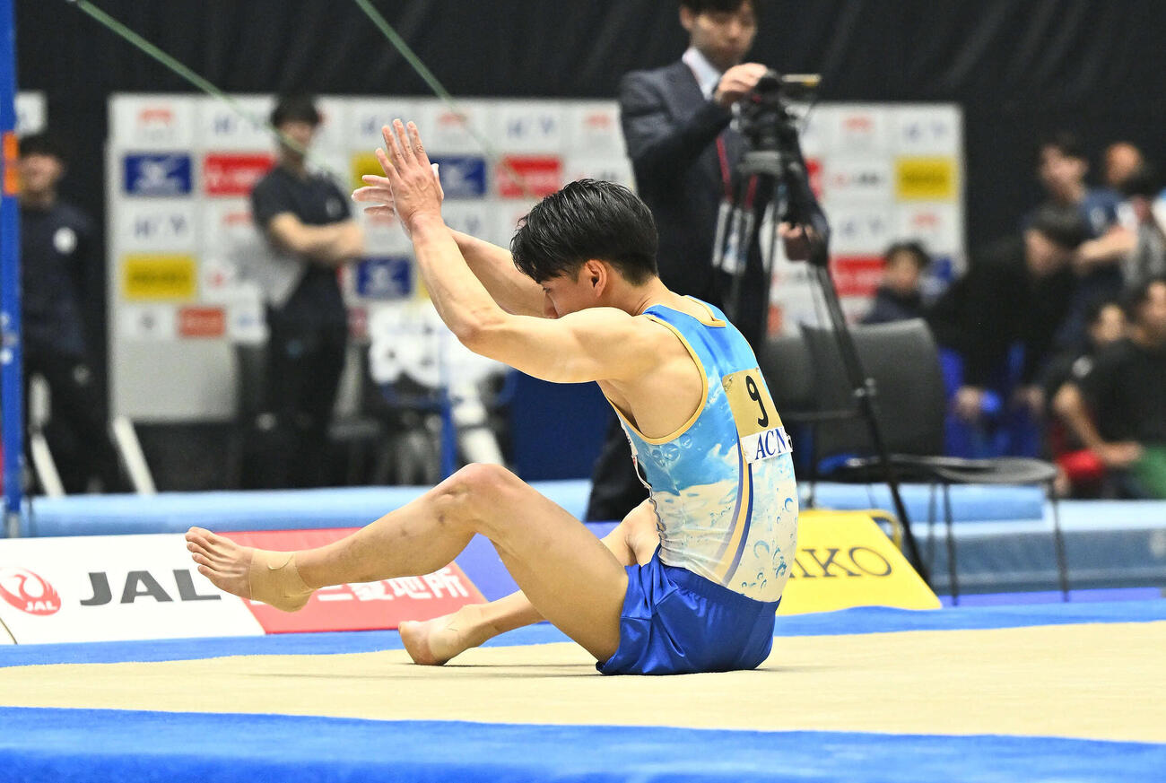 床運動で着地を失敗する橋本（撮影・滝沢徹郎）