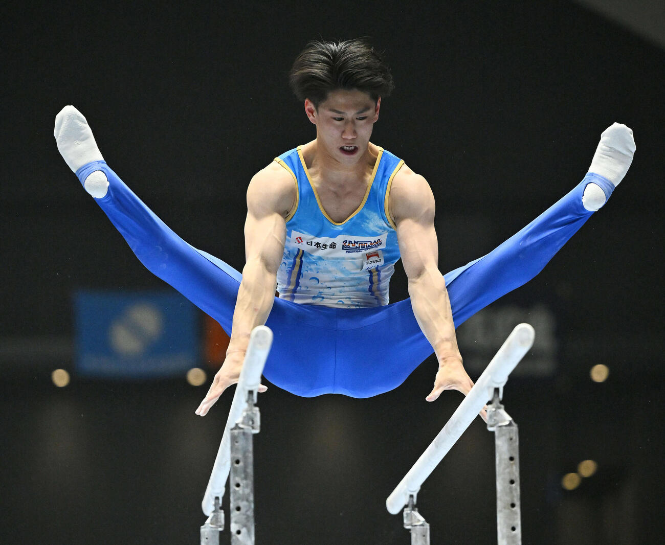 平行棒の演技をする橋本（撮影・滝沢徹郎）