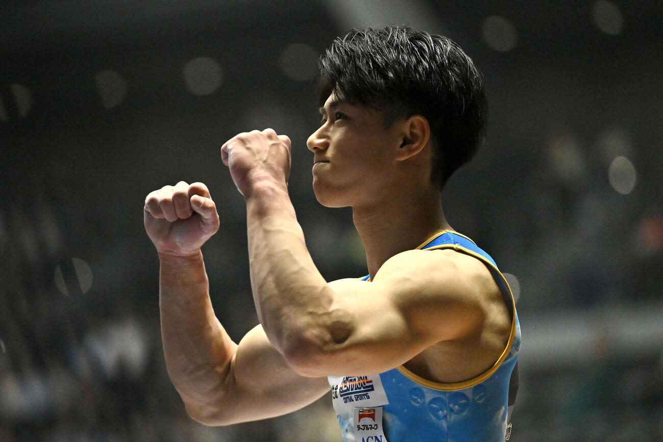 跳馬の演技を終えガッツポーズする橋本（撮影・滝沢徹郎）
