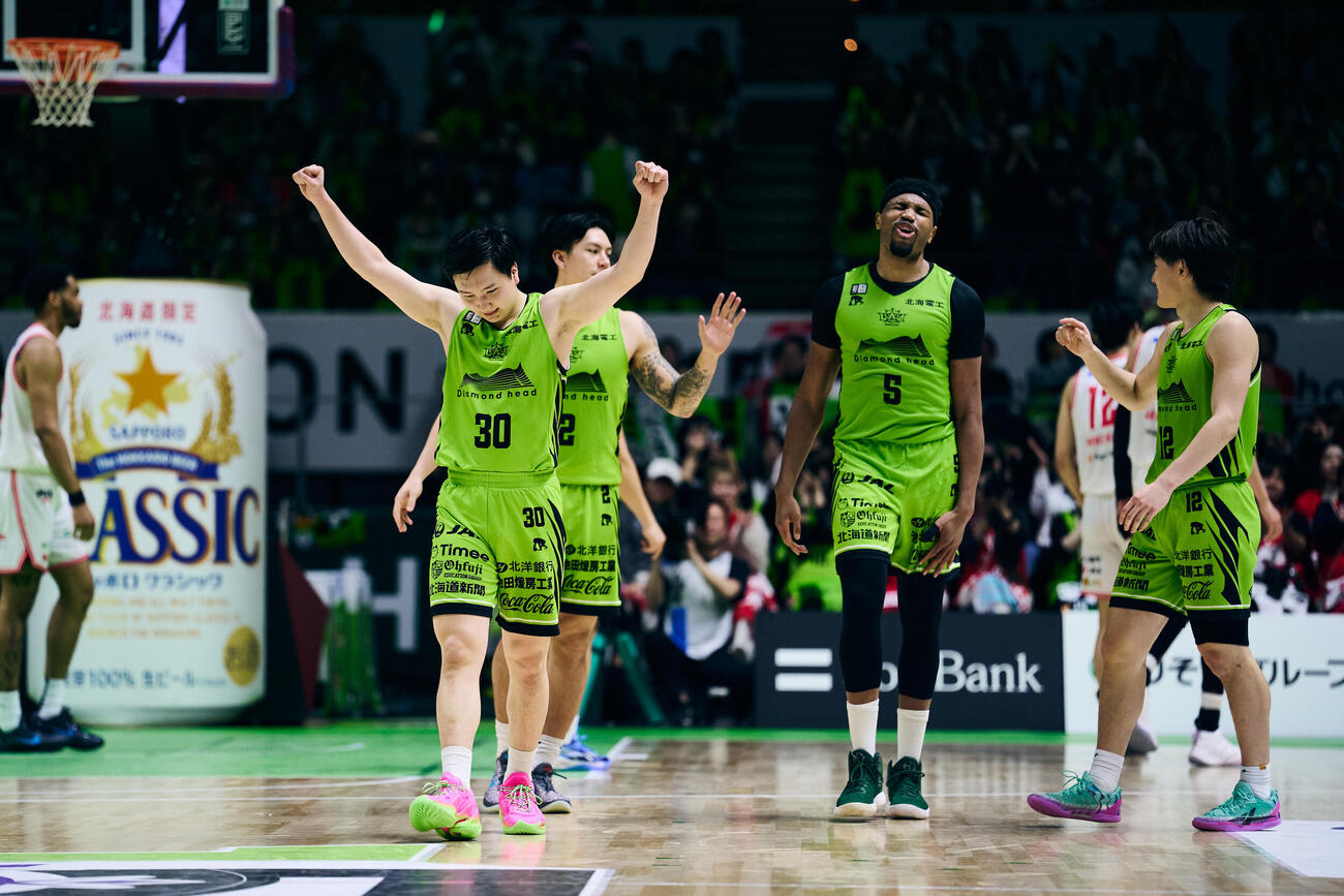 千葉Jに勝ち喜ぶ北海道富永（左）ら選手たち（（C）B.LEAGUE）