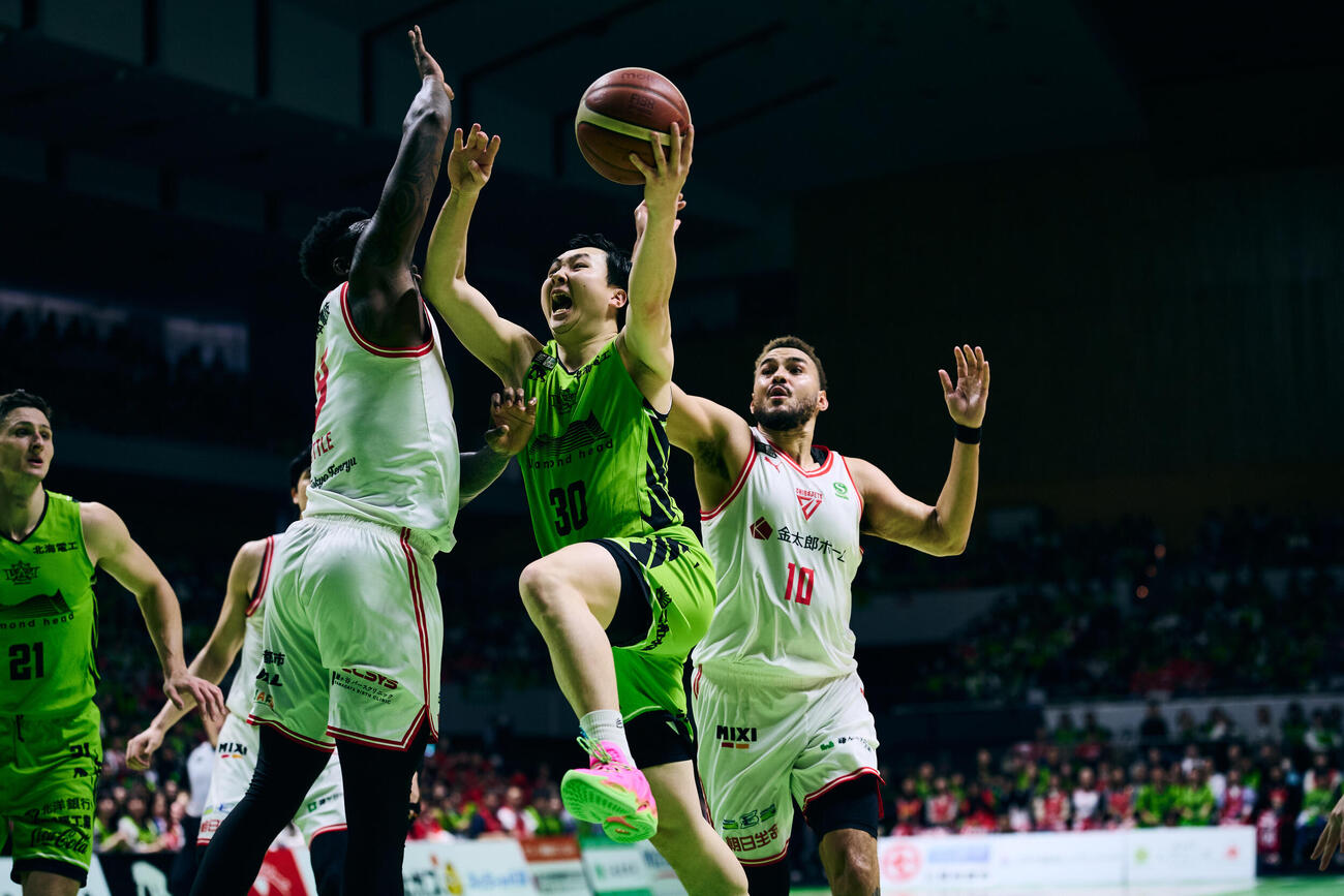 第2Q、ゴールへ向かう北海道富永（中央）（（C）B.LEAGUE）