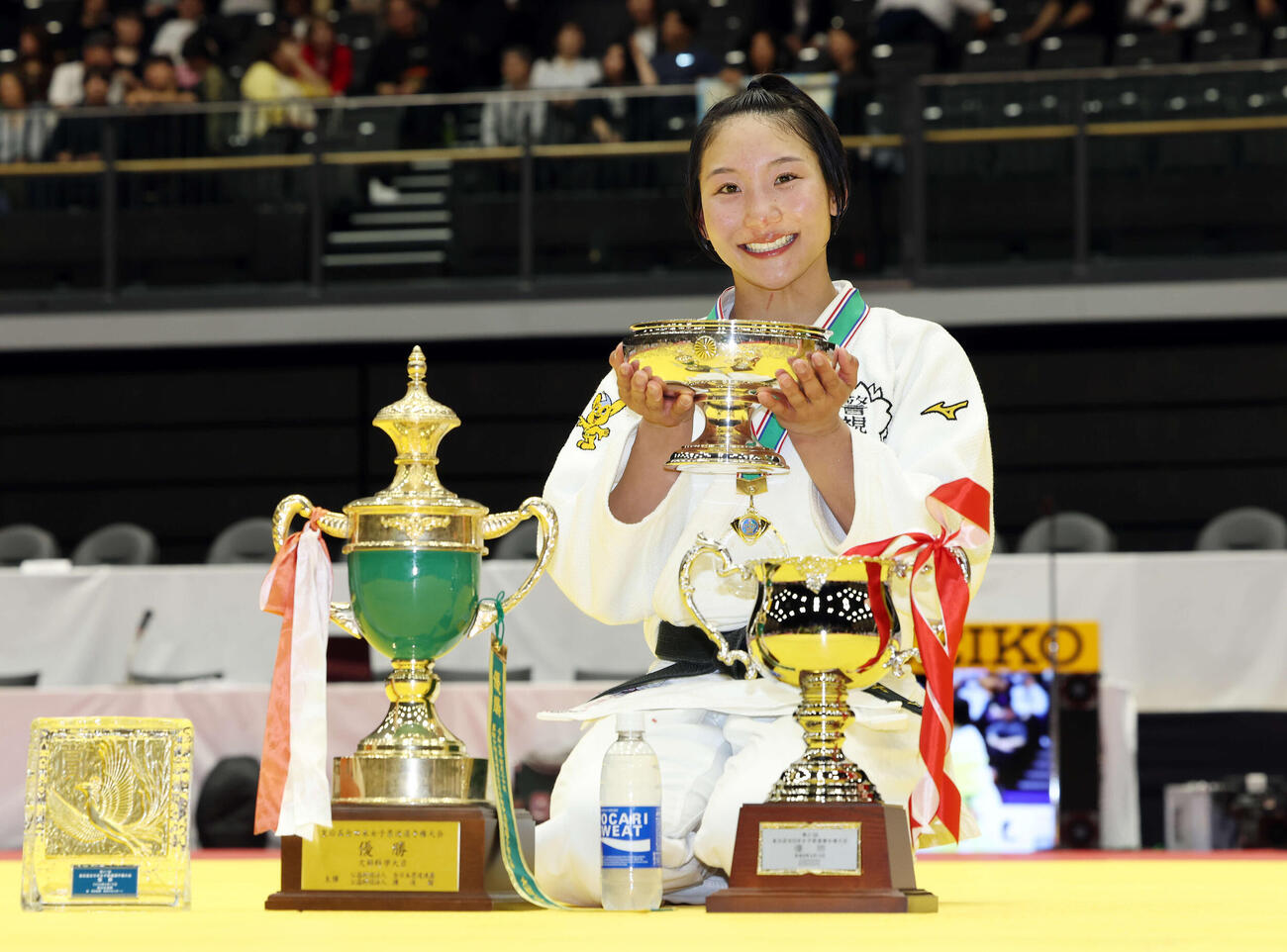 優勝した渡辺は皇后杯を手に笑顔を見せる（撮影・宮地輝）