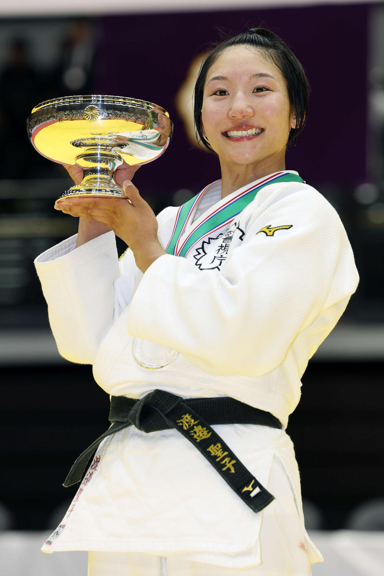 優勝した渡辺は皇后杯を手に笑顔を見せる（撮影・宮地輝）