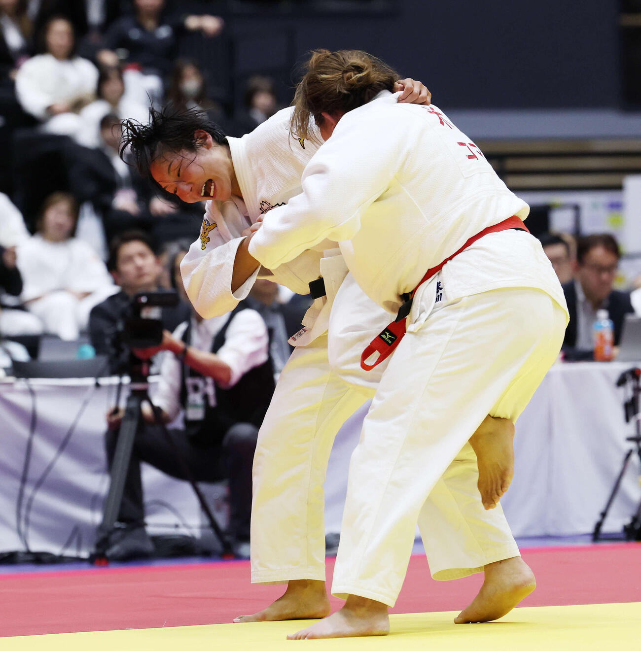 女子無差別決勝　米川明穂対渡辺聖子　果敢に仕掛ける渡辺（撮影・宮地輝）