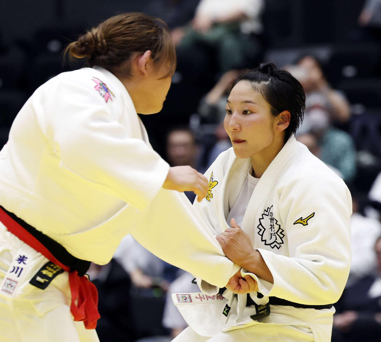女子無差別決勝　米川明穂対渡辺聖子　果敢に仕掛ける渡辺（撮影・宮地輝）