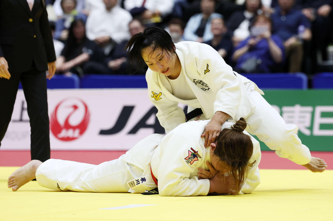 女子無差別決勝　米川明穂対渡辺聖子　果敢に仕掛ける渡辺（撮影・宮地輝）