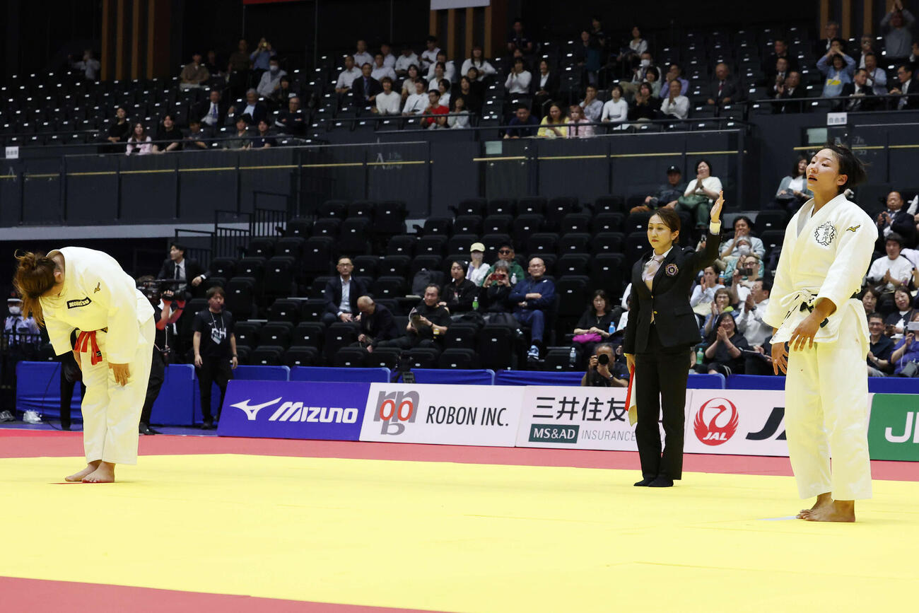 女子無差別決勝　米川明穂対渡辺聖子　判定で米川（左）に勝利した渡辺（撮影・宮地輝）