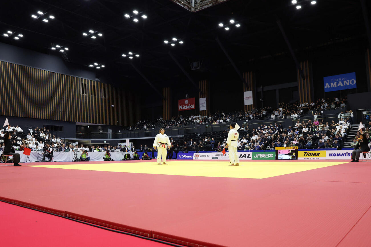 女子無差別決勝　米川明穂対渡辺聖子　判定で米川（左）に勝利した渡辺（撮影・宮地輝）