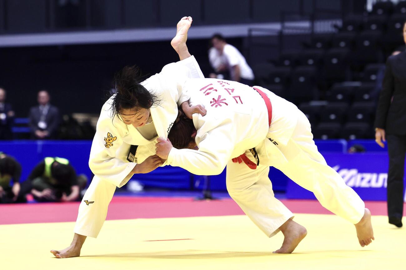 女子無差別決勝　果敢に仕掛ける渡辺（左）（撮影・宮地輝）
