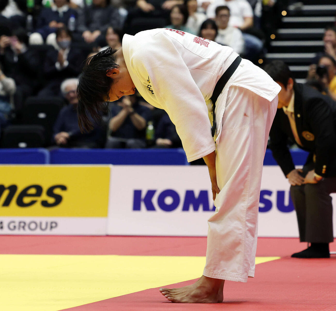 女子無差別決勝　米川明穂対渡辺聖子　判定で勝利し一礼する渡辺（撮影・宮地輝）