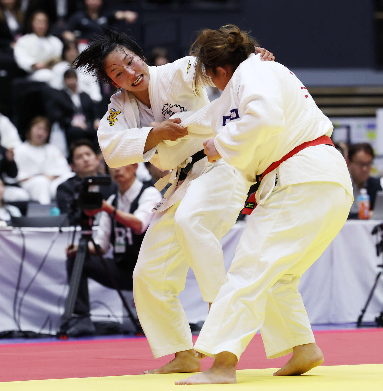 女子無差別決勝　米川明穂対渡辺聖子　果敢に仕掛ける渡辺（撮影・宮地輝）
