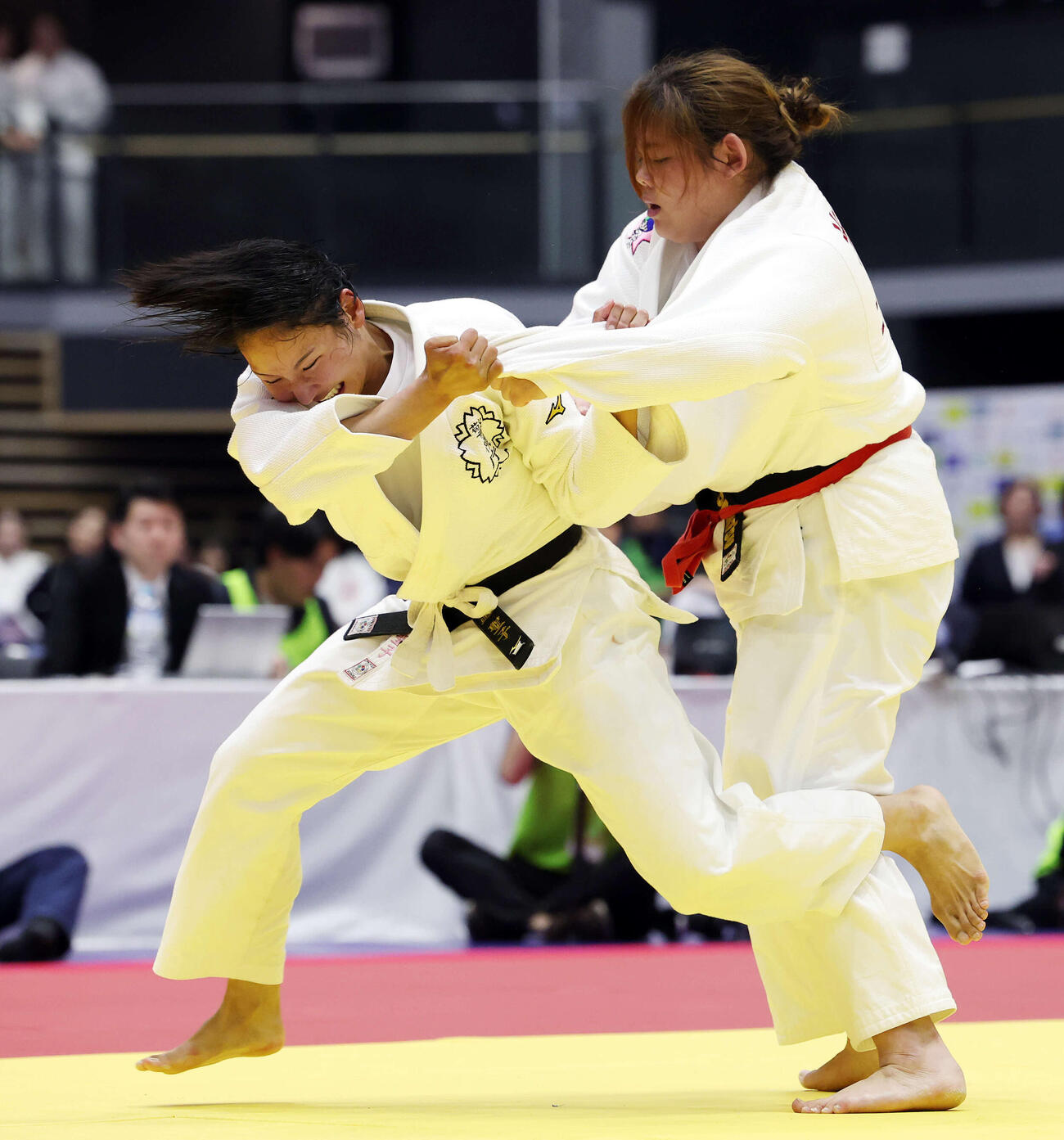 女子無差別決勝　米川明穂対渡辺聖子　果敢に仕掛ける渡辺（左）（撮影・宮地輝）