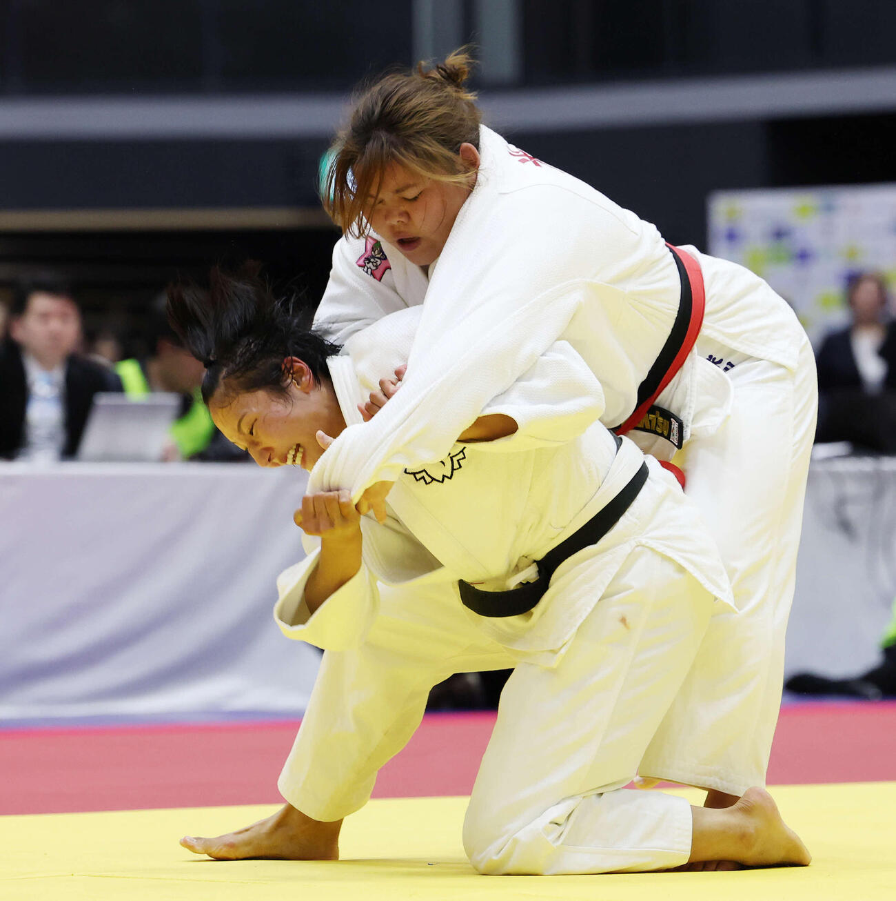 女子無差別決勝で米川明穂（右）を果敢に攻める渡辺聖子（撮影・宮地輝）（撮影・宮地輝）