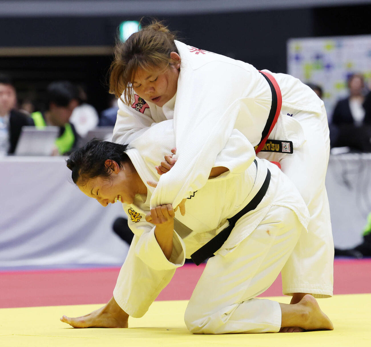 女子無差別決勝　米川明穂対渡辺聖子　果敢に仕掛ける渡辺（下）（撮影・宮地輝）