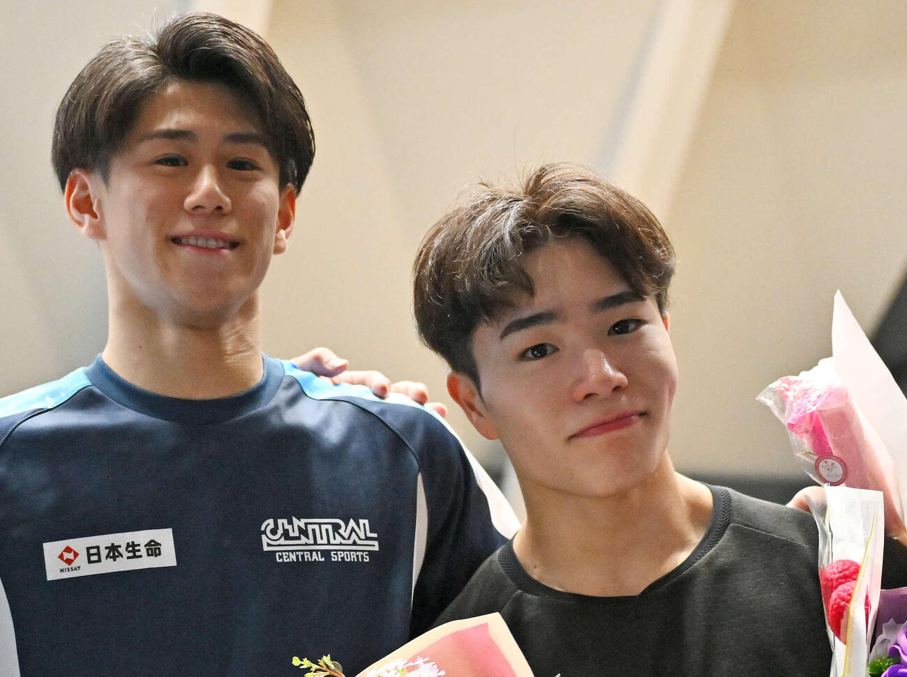 試合後、記念撮影する優勝の橋本（左）と2位の岡（撮影・滝沢徹郎）