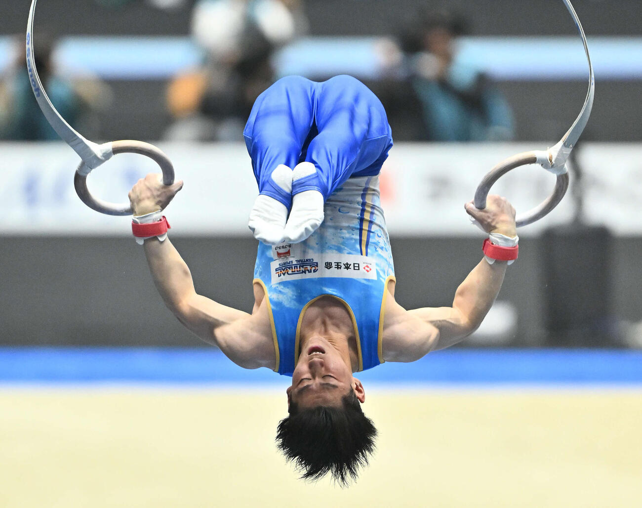 つり輪の演技をする橋本（撮影・滝沢徹郎）