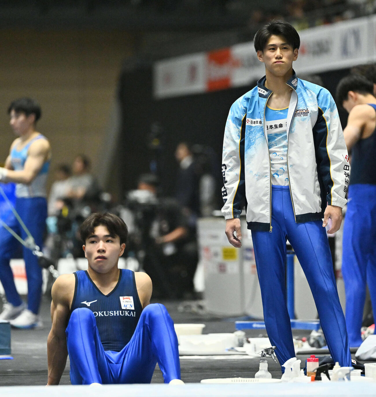 平行棒の演技に臨む橋本大輝（右）と岡（撮影・滝沢徹郎）