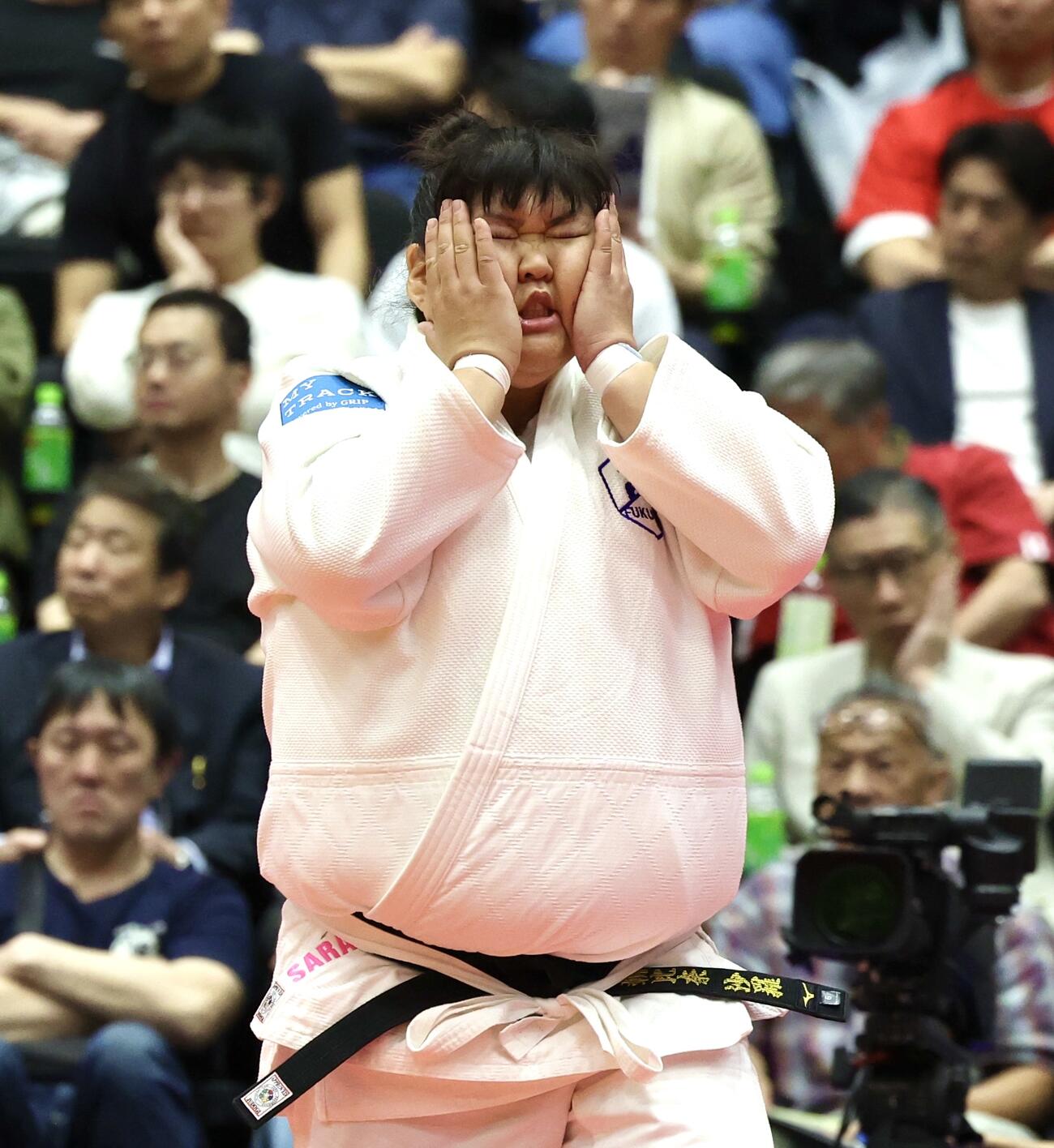 女子無差別2回戦　辻ななる対朝比奈沙羅　気合いを入れる朝比奈（撮影・宮地輝）