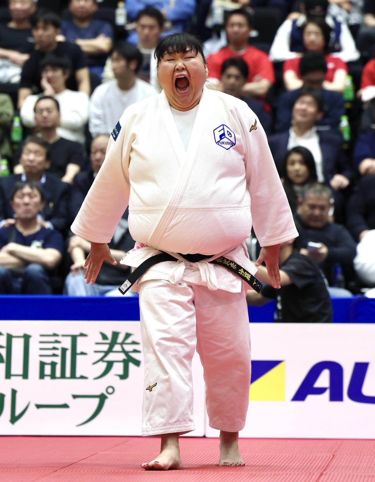 女子無差別2回戦　辻ななる対朝比奈沙羅　気合いを入れる朝比奈（撮影・宮地輝）