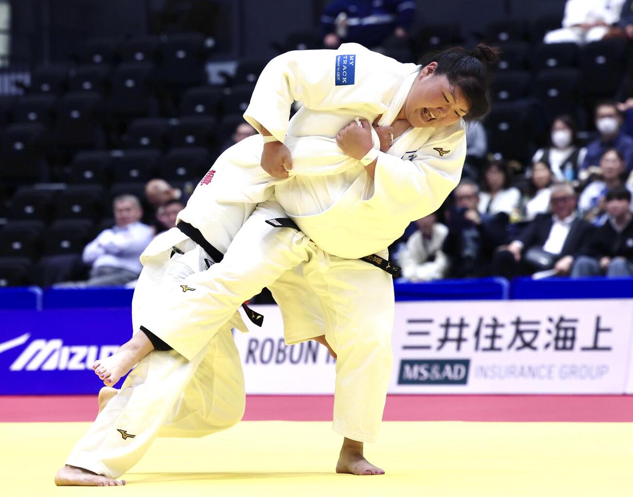 女子無差別2回戦　辻ななる対朝比奈沙羅　果敢に仕掛ける朝比奈（撮影・宮地輝）
