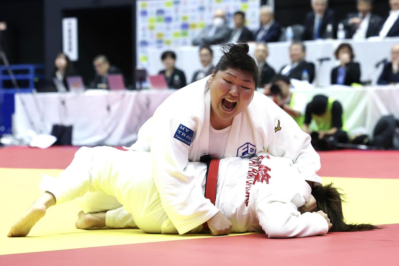 女子無差別3回戦　西條里奈子対朝比奈沙羅　果敢に仕掛ける朝比奈（撮影・宮地輝）