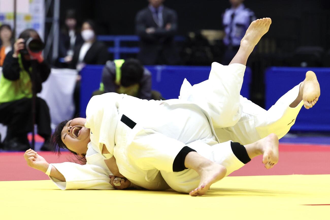 女子無差別2回戦　辻ななる対朝比奈沙羅　果敢に仕掛ける朝比奈（撮影・宮地輝）