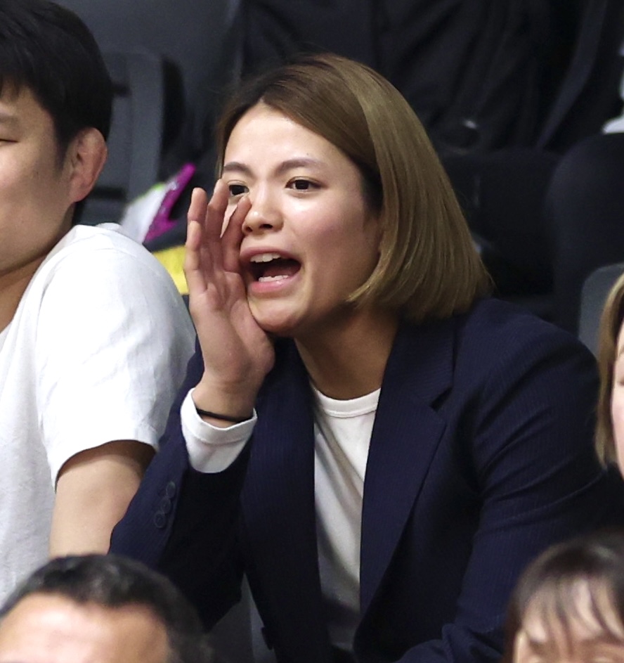 女子無差別準決勝　渡辺聖子対古賀ひより　同所属の古賀をスタンドから応援する阿部詩（撮影・宮地輝）