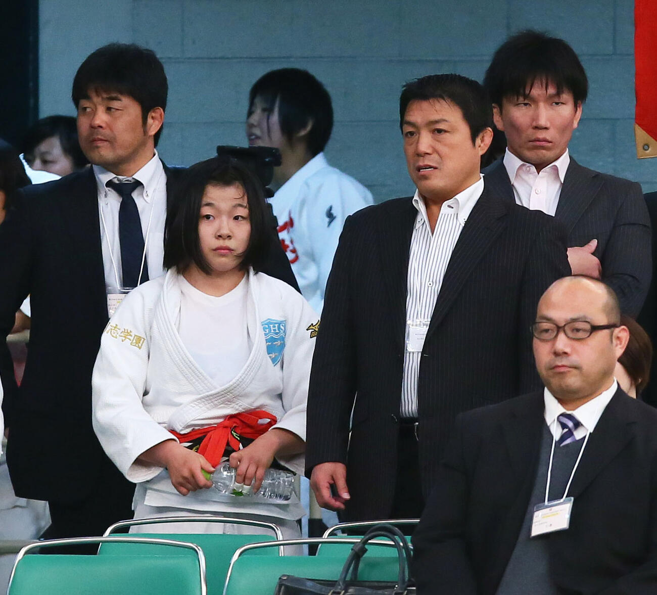 17年3月、全国高校柔道の女子個人57キロ級で試合について娘の古賀ひよりと話す父の古賀稔彦さん